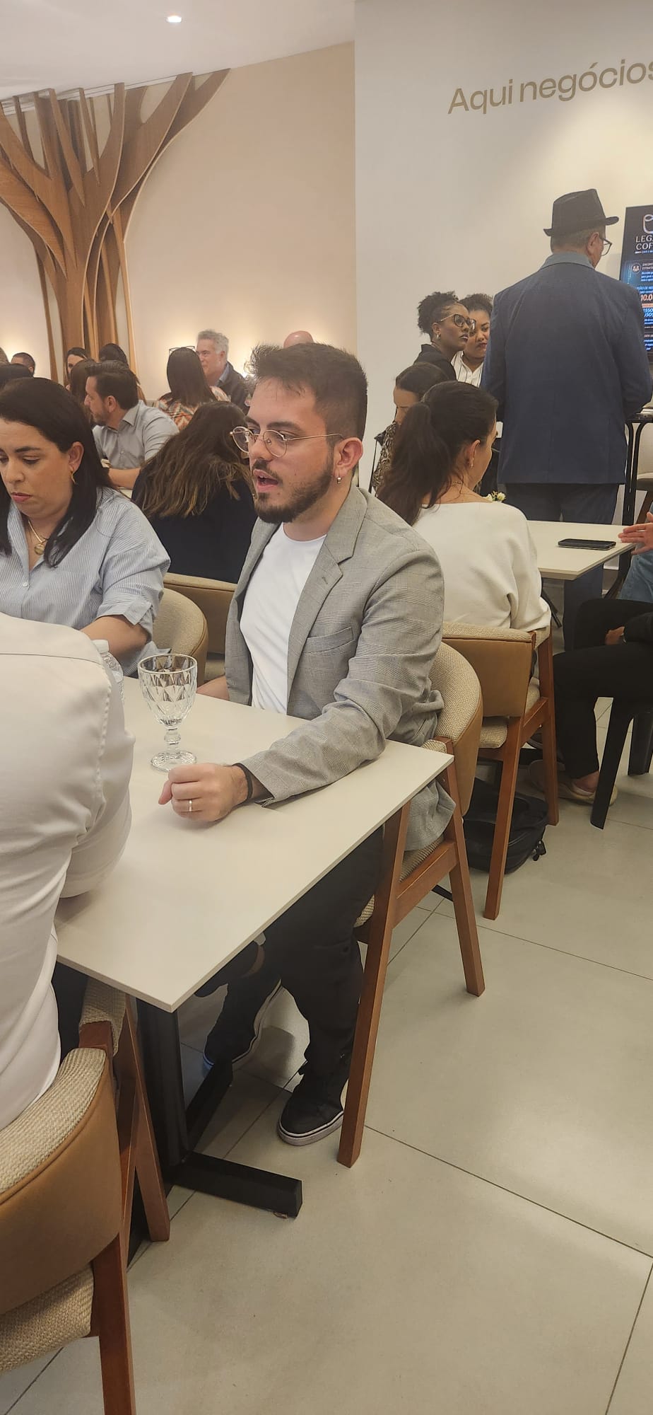 Participante conversando durante o evento